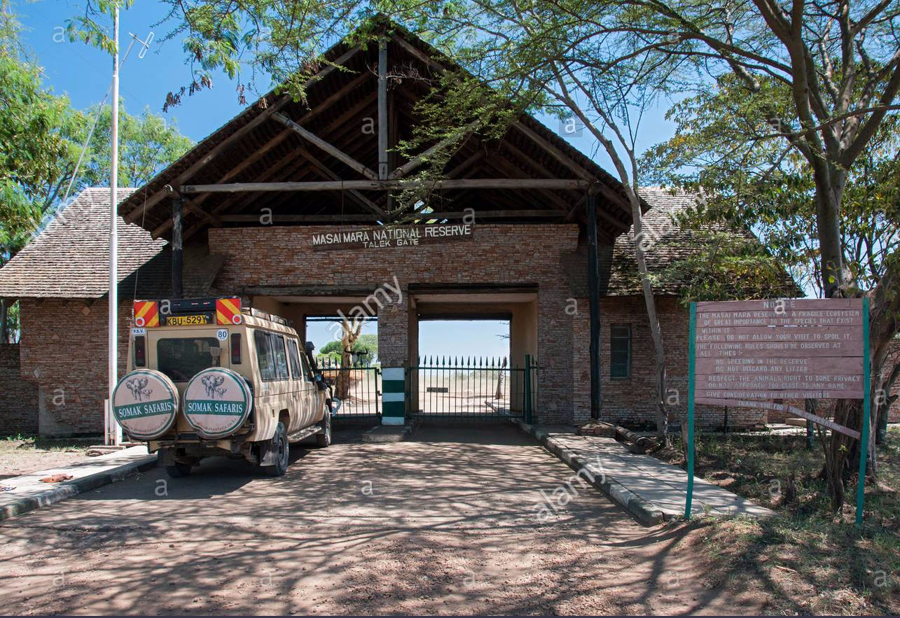 safari-vehicle-at-the-talek-gate-entrance-to-the-masai-mara-national-fkne11.jpg